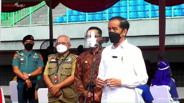 Jokowi Tinjau Vaksinasi di Stadion Patriot Bekasi