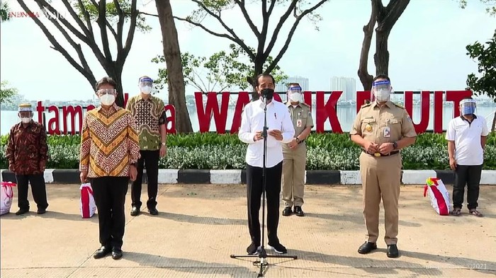 Jokowi Tinjau Vaksinasi di Waduk Pluit