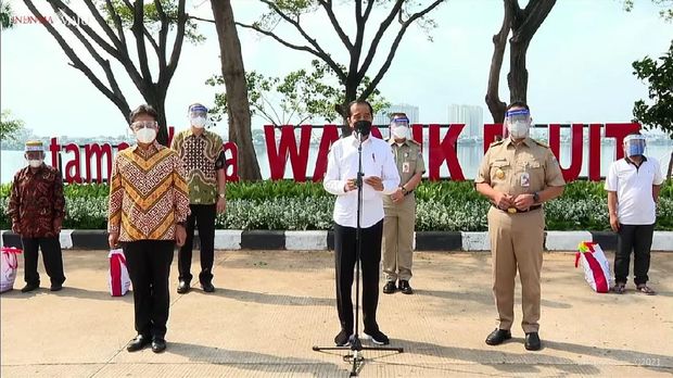 Jokowi Tinjau Vaksinasi di Waduk Pluit