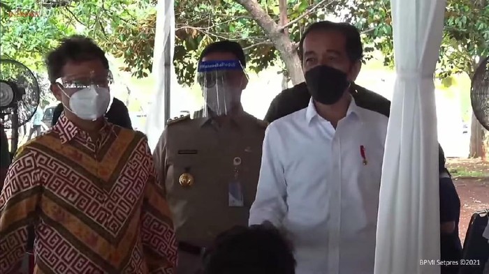 Jokowi Tinjau Vaksinasi di Waduk Pluit Jokowi Tinjau Vaksinasi di Waduk Pluit
