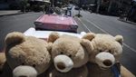 Kala Boneka Beruang Keliling Paris Naik Mobil Tua