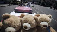 Aksi itu diketahui diinisiasi oleh Philippe Labourel yang menamai dirinya dengan sebutan  Le papa des nounours atau ayah Teddy Bear.  
