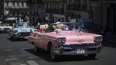 Kala Boneka Beruang Keliling Paris Naik Mobil Tua