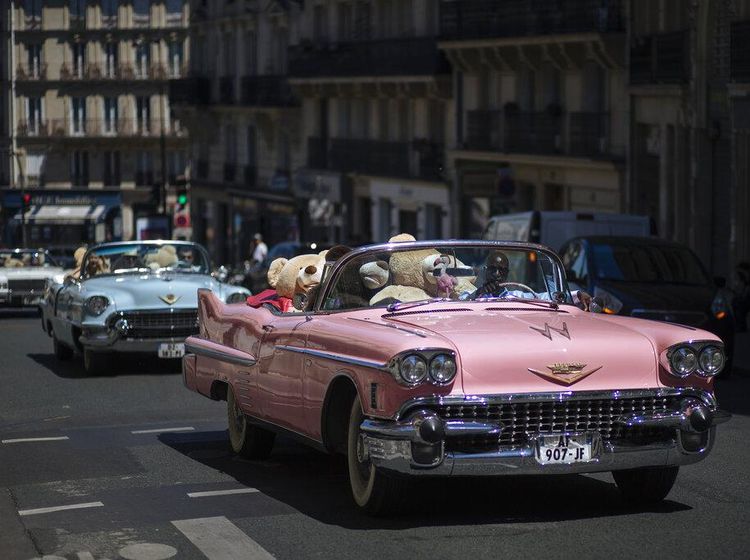 Kala Boneka Beruang Keliling Paris Naik Mobil Tua