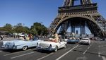Kala Boneka Beruang Keliling Paris Naik Mobil Tua