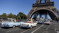 Kehadiran para boneka beruang berukuran besar yang berkeliling Kota Paris dengan mobil tua itu pun menarik perhatian publik.