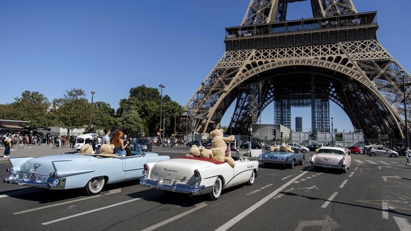 Kehadiran para boneka beruang berukuran besar yang berkeliling Kota Paris dengan mobil tua itu pun menarik perhatian publik. Kehadiran para boneka beruang berukuran besar yang berkeliling Kota Paris dengan mobil tua itu pun menarik perhatian publik.