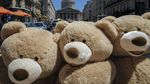 Kala Boneka Beruang Keliling Paris Naik Mobil Tua