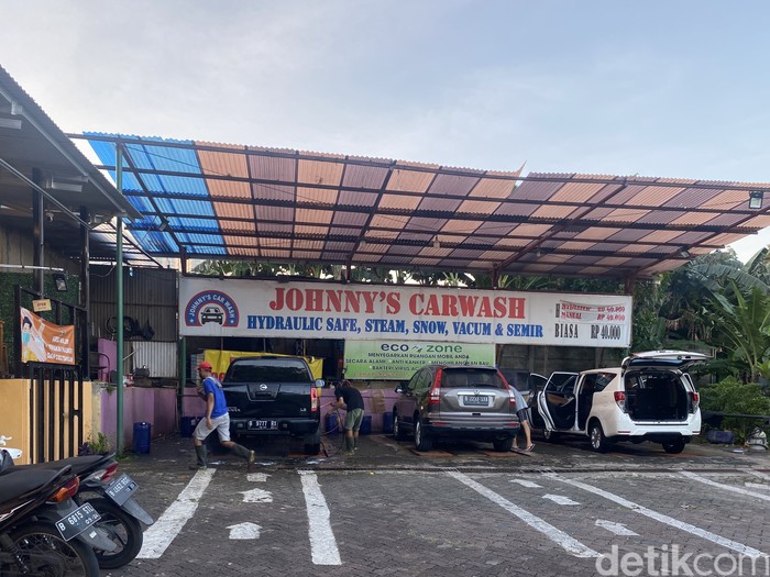 Kambing Babeh Dolof : Sensasi Makan Kambing Rawit dan Kambing Gentong di Cucian Mobil Kambing Babeh Dolof : Sensasi Makan Kambing Rawit dan Kambing Gentong di Cucian Mobil