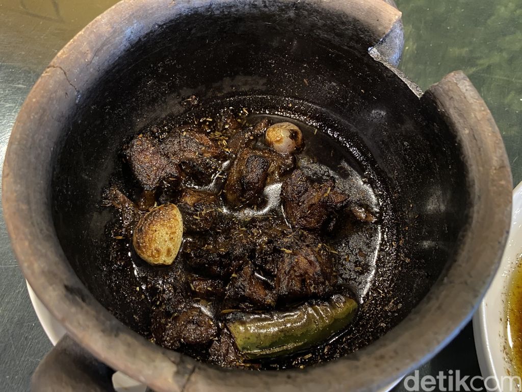 Kambing Babeh Dolof : Sensasi Makan Kambing Rawit dan Kambing Gentong di Cucian Mobil