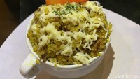 Menunya juga beragam, ada baked rice atau nasi panggang dengan lelehan keju mozarella dan potongan daging kambing yang empuk. Foto: detikFood