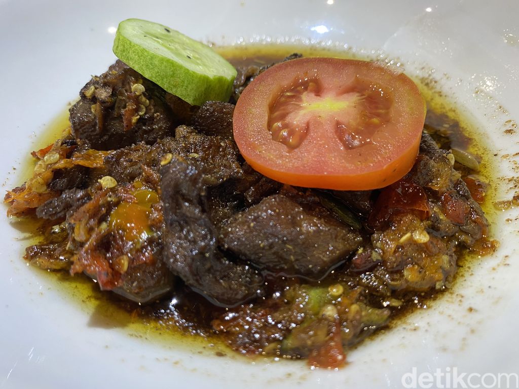 Kambing Babeh Dolof : Sensasi Makan Kambing Rawit dan Kambing Gentong di Cucian Mobil