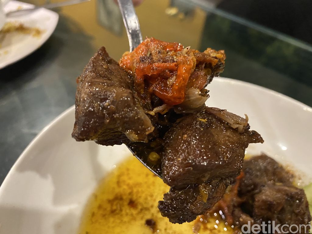 Kambing Babeh Dolof : Sensasi Makan Kambing Rawit dan Kambing Gentong di Cucian Mobil