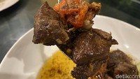 Menu yang paling favorit di sini ada Kambing Rawit (Rp 55.000). Potongan daging kambing tanpa lemak, disajikan dengan tumisan minyak rempah dan irisan rawit merah yang diulek kasar, hingga serpihan cabe rawitnya masih terlihat. Foto: detikFood