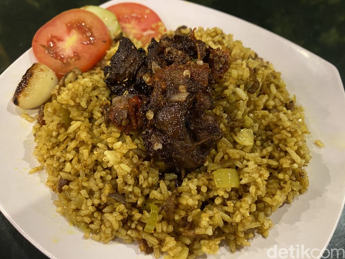 Kambing Babeh Dolof : Sensasi Makan Kambing Rawit dan Kambing Gentong di Cucian Mobil