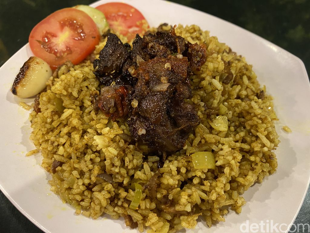 Kambing Babeh Dolof : Sensasi Makan Kambing Rawit dan Kambing Gentong di Cucian Mobil