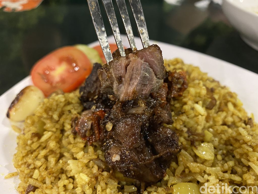 Kambing Babeh Dolof : Sensasi Makan Kambing Rawit dan Kambing Gentong di Cucian Mobil