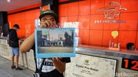 Kantor Pos Indonesia Bandung beralamat di di jalan Asia Afrika nomor 49. (Rafida Fauzia)