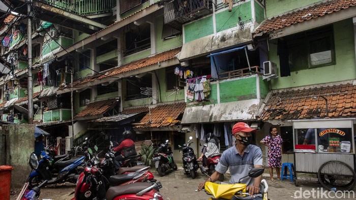 Jokowi minta Pemprov DKI Jakarta prioritaskan vaksinasi COVID-19 di area rusun. Pasalnya kawasan itu dinilai padat interaksi yang berisiko timbul klaster Corona