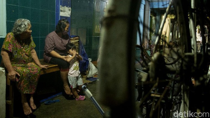 Kasus Corona Melonjak, Penghuni Rusun di Jakarta Menanti Divaksinasi Jokowi minta Pemprov DKI Jakarta prioritaskan vaksinasi COVID-19 di area rusun. Pasalnya kawasan itu dinilai padat interaksi yang berisiko timbul klaster Corona