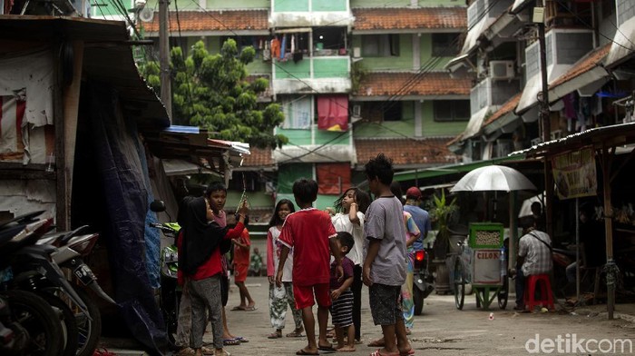 Kasus Corona Melonjak, Penghuni Rusun di Jakarta Menanti Divaksinasi Jokowi minta Pemprov DKI Jakarta prioritaskan vaksinasi COVID-19 di area rusun. Pasalnya kawasan itu dinilai padat interaksi yang berisiko timbul klaster Corona
