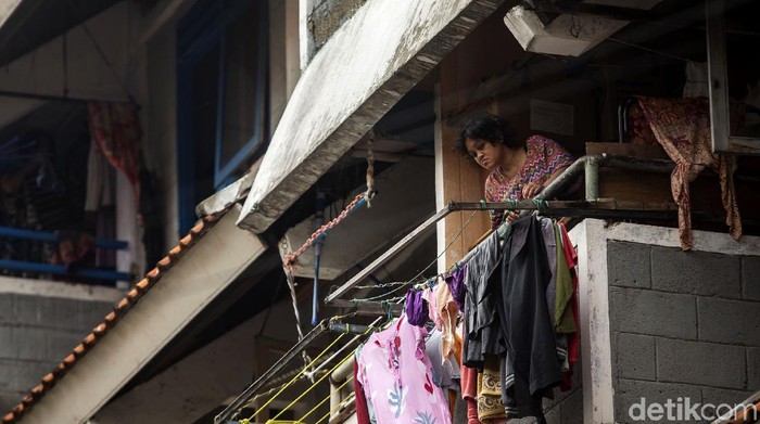 Kasus Corona Melonjak, Penghuni Rusun di Jakarta Menanti Divaksinasi Jokowi minta Pemprov DKI Jakarta prioritaskan vaksinasi COVID-19 di area rusun. Pasalnya kawasan itu dinilai padat interaksi yang berisiko timbul klaster Corona