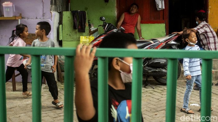 Kasus Corona Melonjak, Penghuni Rusun di Jakarta Menanti Divaksinasi Jokowi minta Pemprov DKI Jakarta prioritaskan vaksinasi COVID-19 di area rusun. Pasalnya kawasan itu dinilai padat interaksi yang berisiko timbul klaster Corona