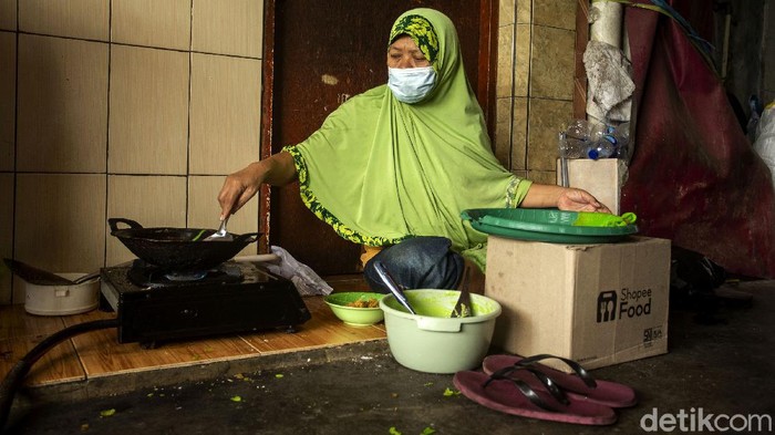 Kasus Corona Melonjak, Penghuni Rusun di Jakarta Menanti Divaksinasi Jokowi minta Pemprov DKI Jakarta prioritaskan vaksinasi COVID-19 di area rusun. Pasalnya kawasan itu dinilai padat interaksi yang berisiko timbul klaster Corona