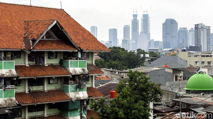 Jokowi minta Pemprov DKI Jakarta prioritaskan vaksinasi COVID-19 di area rusun. Pasalnya kawasan itu dinilai padat interaksi yang berisiko timbul klaster Corona