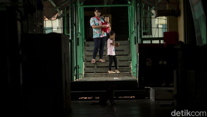 Kasus Corona Melonjak, Penghuni Rusun di Jakarta Menanti Divaksinasi Jokowi minta Pemprov DKI Jakarta prioritaskan vaksinasi COVID-19 di area rusun. Pasalnya kawasan itu dinilai padat interaksi yang berisiko timbul klaster Corona