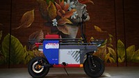 Spacebor Quatro-P punya desain yang unik, beda dengan skuter listrik pada umumnya. Dengan desain kotak dan bisa dilipat, Spacebar dibuat dari material rangka berbahan alumunium 6061. Karena edisi spesial, ada beberapa grafis dan elemen visual guna mengingatkan memori karton robot medio 1980 hingga 1990-an. Foto: Imam Santoso/Katalis Company
