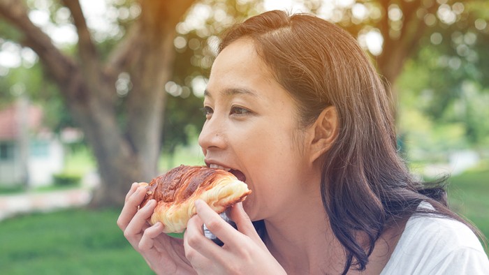 Kebiasaan Makan yang Harus Dihindari Agar Berat Badan Tidak Naik Kebiasaan Makan yang Harus Dihindari Agar Berat Badan Tidak Naik