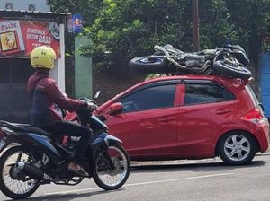 Kecelakaan Tak Biasa di Kediri, Motor Nangkring di Atap Mobil