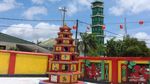 Kerukunan Agama di Bangka Barat, Kelenteng dan Masjid Rukun Berdampingan