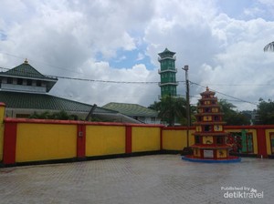 Kerukunan Agama di Bangka Barat, Kelenteng dan Masjid Rukun Berdampingan