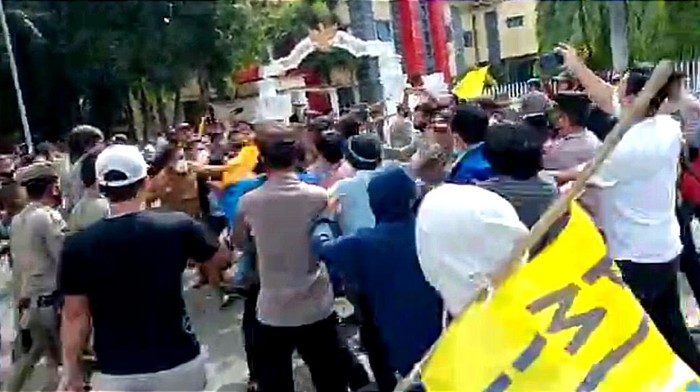 Kericuhan demo mahasiswa usai Wabup Bulukumba Andi Muchtar Ali Yusuf menendang ban dibakar (Tangkapan layar video viral).