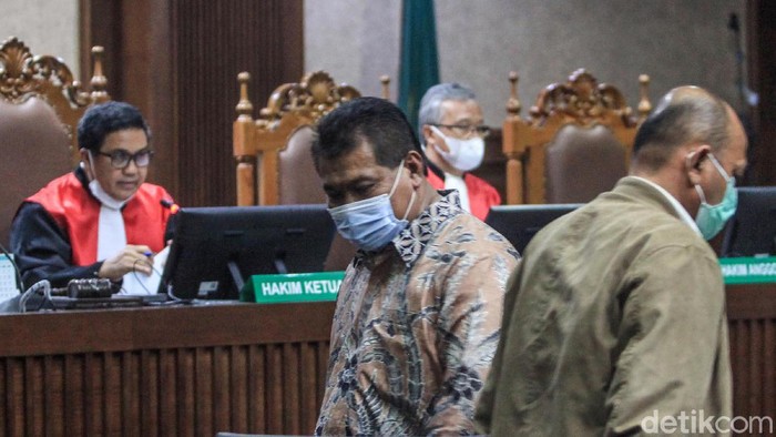 Juliari Peter Batubara kembali menjalani sidang kasus korupsi bansos di Pengadilan Tipikor, Jakarta. Sidang menghadirkan saksi Ketua DPC PDIP Kendal, Akhmad Suyuti.