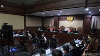 Selain Akhmad Suyuti, turut hadir sebagai saksi (kiri-kanan) Direktur CV Bahtera Asa Riski Riswandi, pengusaha Ivo Wongkaran dan Direktur Perlindungan Sosial Korban Bencana Alam Kemensos, M Syafii Nasution.