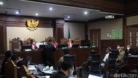 Dalam sidang ini, Juliari didakwa menerima suap sebesar Rp 32,4 miliar. Juliari disebut menerima suap terkait pengadaan bansos Corona Tahun 2020.