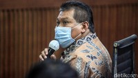 Ketua DPC Partai Demokrasi Perjuangan (PDIP) Kendal, Akhmad Suyuti memberi keterangan saat bersaksi di sidang korupsi Bansos dengan terdakwa Juliari Peter Batubara, di Pengadilan Tipikor di PN Jakarta Pusat, Senin (14/6/2021).
