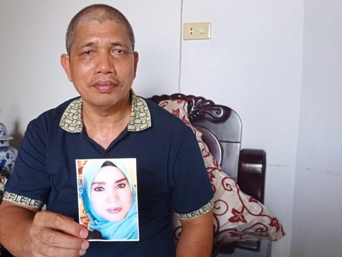 Khairuddin, warga Rokan Hulu, Riau, tengah membuat sayembara untuk mencari istrinya Ervina Lubis yang hilang