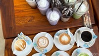 Untuk pereda rasa pedas sengatan cabe dalam mie setan dan iblis, ada sederet minuman yang segar, dingin dan manis. Tersedia aneka es segar dengan nam seram. Seperti es genderuwo, es pocong, es tuyul hingga es kuntilanak. Foto: Hilda Meilisa Rinanda