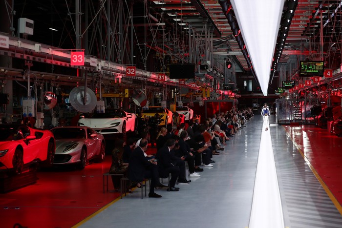 Koleksi Fashion Perdana Ferrari MARANELLO, ITALY - JUNE 13: A model walks the runway at the fashion debut of the first co-ed Ferrari collection at Ferrari Factory on June 13, 2021 in Maranello, Italy. (Photo by Vittorio Zunino Celotto/Getty Images)