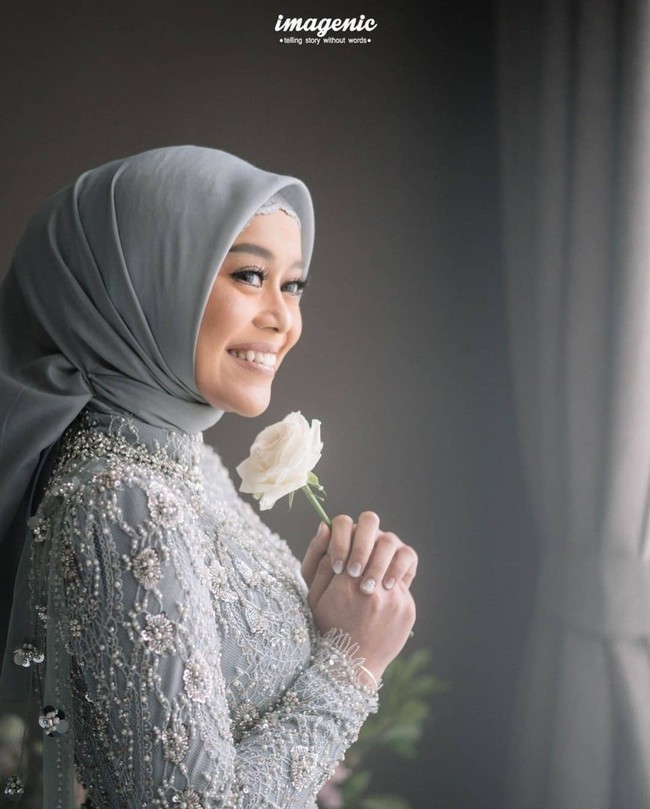Pedangdut yang akrab disapa Dede Lesti ini tampil anggun bersahaja mengenakan kebaya abu-abu rancangan Renzi Lazuardi. Foto: Instagram/@imagenic