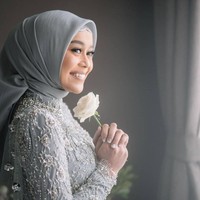 Pedangdut yang akrab disapa Dede Lesti ini tampil anggun bersahaja mengenakan kebaya abu-abu rancangan Renzi Lazuardi. Foto: Instagram/@imagenic