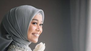 Foto: Lesti Kejora Anggun Berkebaya Abu-abu saat Dilamar Rizky Billar