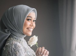 Foto: Lesti Kejora Anggun Berkebaya Abu-abu saat Dilamar Rizky Billar