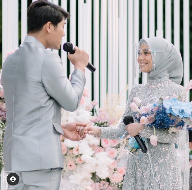 Lamaran digelar menggunakan adat Sunda sesuai asal daerah Lesti Kejora. Momen sakral ini diwarnai dengan tangis haru dari kedua belah pihak. Foto: Instagram/@imagenic