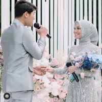 Lamaran digelar menggunakan adat Sunda sesuai asal daerah Lesti Kejora. Momen sakral ini diwarnai dengan tangis haru dari kedua belah pihak. Foto: Instagram/@imagenic