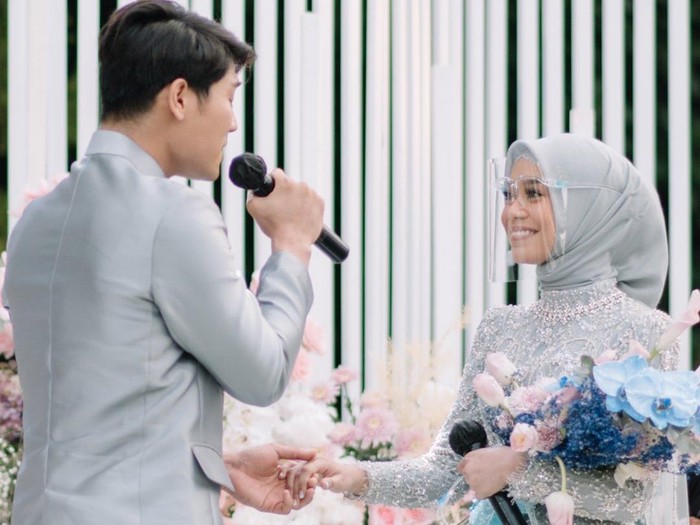 Lamaran Lesti Kejora Lesti Kejora cantik berkebaya saat dilamar Rizky Billar.